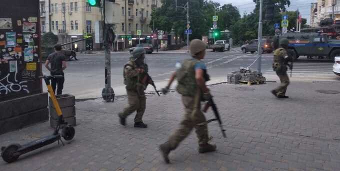 Военные разогнали людей в центре Ростова